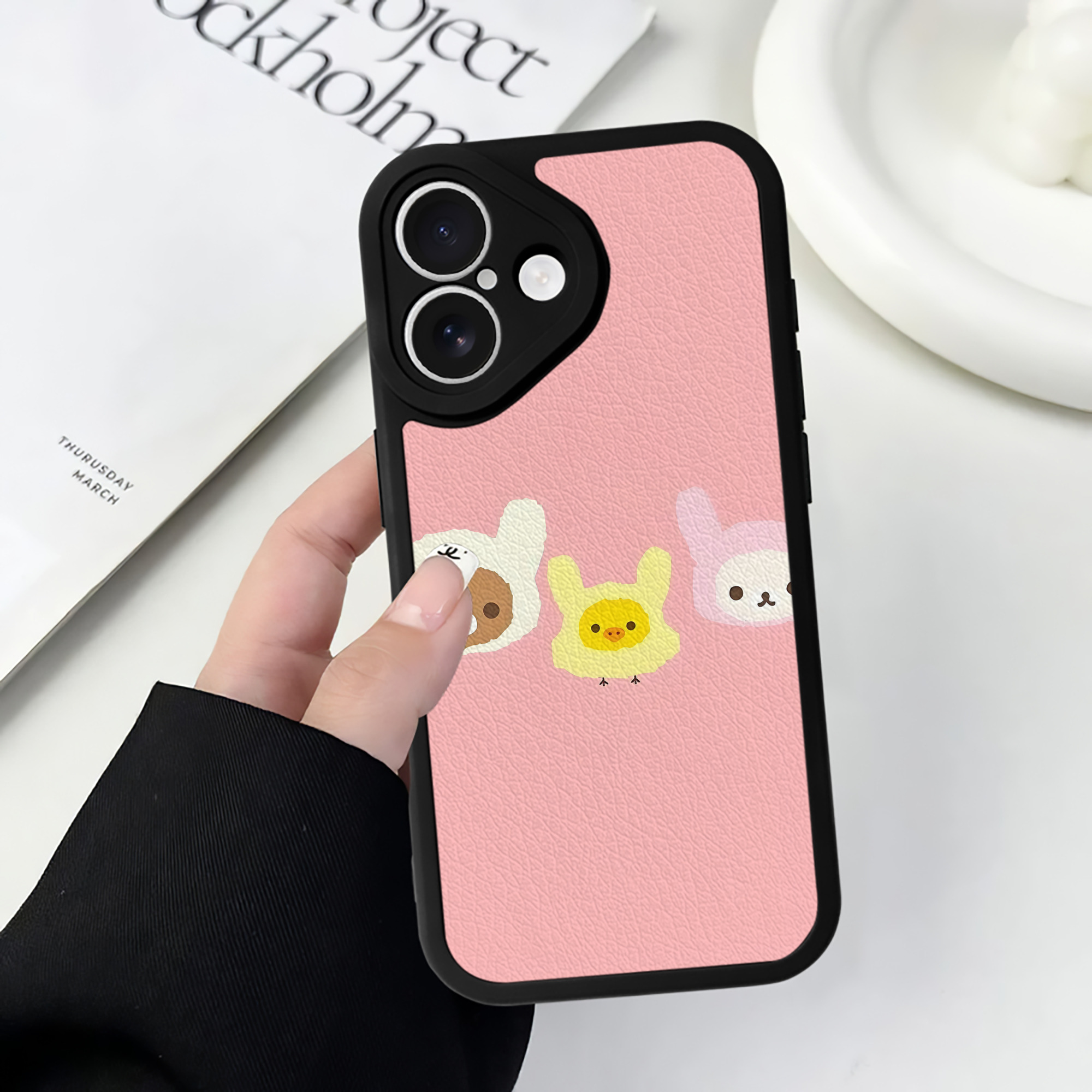 （画像用） リラックマ リラックマ キイロイトリ Rilakkuma Korilakkuma Kiiroitori 【iPhone 16シリーズ対応】シリコンスマホケース（レザー調） 材質：シリコン